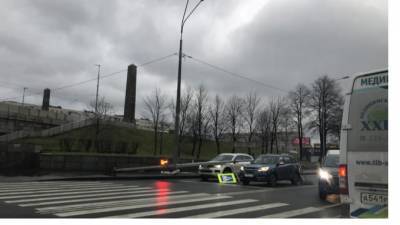 Питер Онлайн - Ветер в Петербурге повалил более десятка светофоров и дорожных знаков - piter.tv - Россия - Санкт-Петербург
