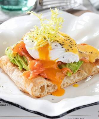 Завтрак чемпиона: брускетта с лососем, авокадо и яйцом-пашот - skuke.net
