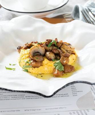 Рецепт правильного завтрака: яичница-болтунья с грибами и трюфельным маслом - skuke.net