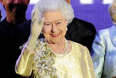 принц Джордж - принц Филипп - принц Луи - принцесса Шарлотта - Елизавета Королева (Ii) - На новое фото, сделанное в честь 73-летия свадьбы, королева Елизавета II надела знаменитую брошь с хризантемами - kp.ua