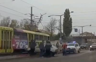 В Одессе пьяный водитель наехал на военную и угодил под трамвай: кадры аварии - odessa.politeka.net - Одесса