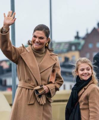 Max Mara - Двойной выход: шведская принцесса Виктория и ее дочь в одинаковых пальто - skuke.net - Швеция - Стокгольм