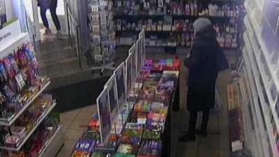 Видео: женщина забрала с собой чужой телефон, оставленный в книжном магазине на улице Пестеля - piter.tv - Санкт-Петербург