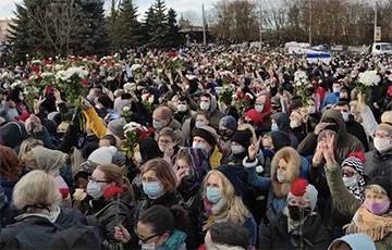 Роман Бондаренко - Тысячи белорусов скандируют «Я выхожу» на прощании с Романом Бондаренко - charter97.org