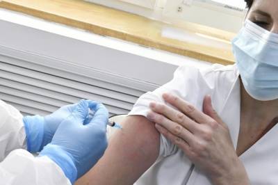 Андрей Саран - Более 100 петербургских медиков получили вакцину от коронавируса - interfax-russia.ru - Санкт-Петербург - Петербург