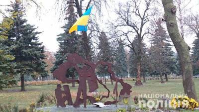 В Белой Церкви пьяный сорвал флаг Украины с памятника Небесной Сотне - vedomosti-ua.com - Украина - Белая Церковь