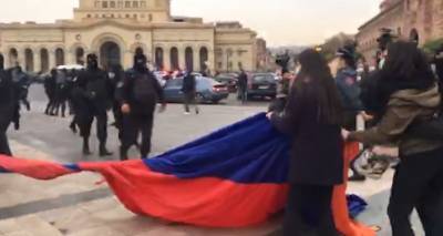 Никола Пашинян - Активистов в Ереване разогнали, когда они пытались развернуть флаг. Видео - ru.armeniasputnik.am - Армения - Ереван