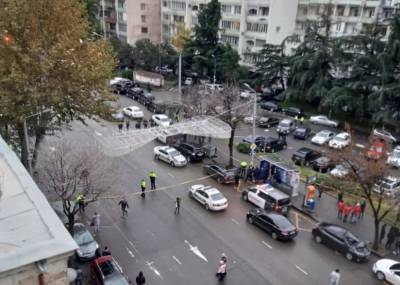 В Тбилиси захватили заложников в офисе микрофинансовой организации - newsgeorgia.ge - Тбилиси