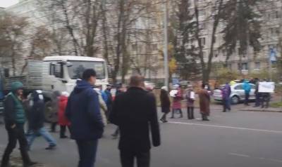 Под Киевом местные жители перекрыли трассу, видео: движение транспорта парализовано - politeka.net - Киев - Ирпеня