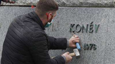 Иван Конев - В Праге снесли пьедестал памятника маршалу Коневу - vesti.ru - Россия - Чехия - Прага