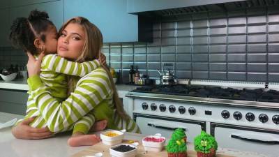 Кайли Дженнер - Как приготовить капкейки в стиле Гринча: вкусный рецепт от Кайли Дженнер и ее дочери - 24tv.ua