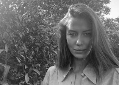Брэд Питт - Николь Потуральски - Экс-любовница Брэда Питта впечатлила бесстыдными позами на столе и с расставленными ногами: "Что-то такое дикое!" - politeka.net - Украина