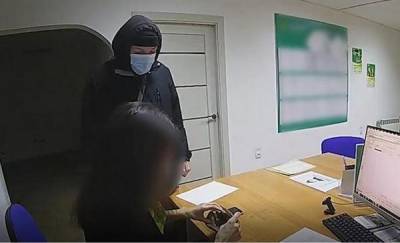 В Тобольске мужчина в медицинской маске ограбил микрофинансовую организацию - news.megatyumen.ru - Тюменская обл. - Тобольск