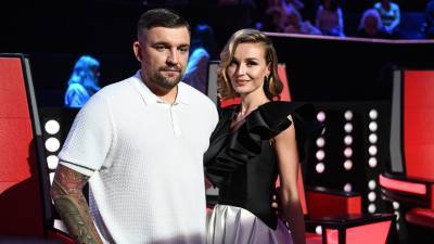 Официоз от Басты и эксцентрика от Гагариной: как начался этап поединков на шоу «Голос» - russian.rt.com