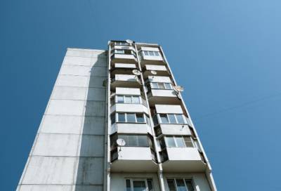 В Петербурге отчим сбросил 13-летнего мальчика с балкона - online47.ru - Санкт-Петербург
