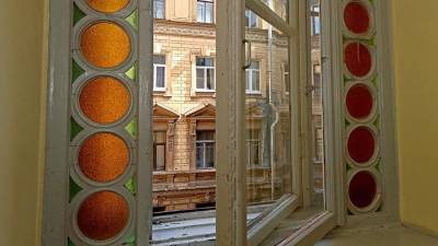 В Петербурге мужчина выкинул из окна квартиры сына сожительницы - iz.ru - Санкт-Петербург - Петрозаводск