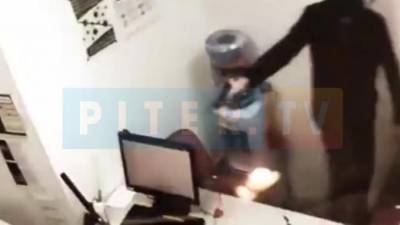 Неизвестный в черной маске и с пистолетом ограбил офис на Васильевском острове - piter.tv