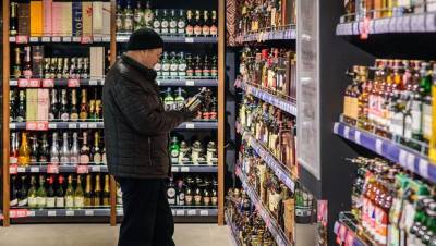 Денис Четырбок - Продажу алкоголя в магазинах до 23.00 поддержали 60% петербуржцев - dp.ru