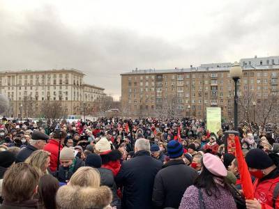 Валерий Рашкин - В Москве на встрече с депутатом Рашкиным против дистанционного обучения началась давка с полицией - mskgazeta.ru - Москва - Россия