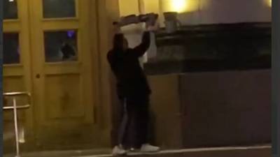 В Харькове мужчина с криками «Аллах Акбар» напал на здание ОГА - real-vin.com - Харьков