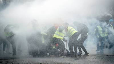 Парижская полиция применила газ и водометы против любителей костров - vesti.ru - Париж