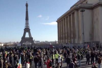 В Париже люди вышли на протест против запрета на съемку полиции и устроили стычки с копами (видео) - newsone.ua - Франция - Париж