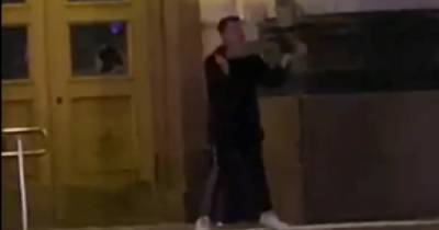 В Харькове неадекватный мужчина с криками "Аллаху акбар!" разбил стекло в дверях ОГА - tsn.ua - Харьков