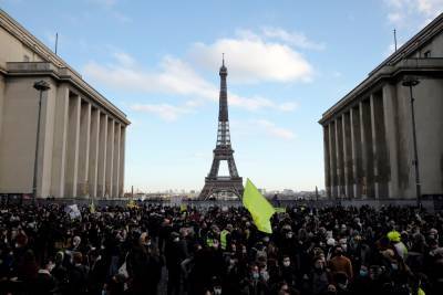 В Париже протестующих разгоняют водометами и слезоточивым газом: видео - news.24tv.ua - Франция - Париж