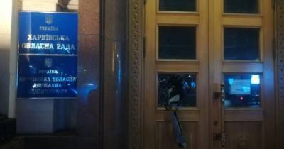 В Харькове мужчина с криками "Аллах Акбар" разбил стекла в дверях ОГА - focus.ua - Украина - Харьков