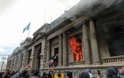 Алехандро Джамматтеи - Протестующие в Гватемале подожгли здание парламента - rbc.ua - Украина - Гватемала - Республика Гватемала