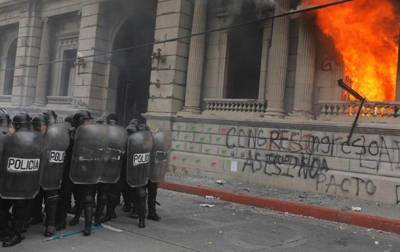 В Гватемале участники антиправительственной акции подожгли парламент - korrespondent.net - Гватемала - Республика Гватемала - Парламент