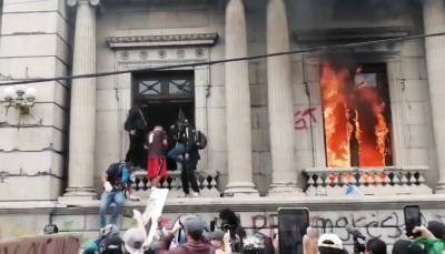 Алехандро Джамматтеи - В Гватемале – массовые протесты из-за плохого бюджета, люди подожгли парламент: видео - news.24tv.ua - Гватемала - Республика Гватемала