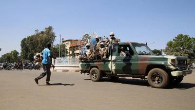 Силы безопасности Буркина-Фасо застрелили американца возле военной базы - iz.ru - США - Буркина-Фасо - Уагадугу