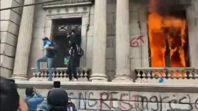Алехандро Джамматтеи - Протестующие в Гватемале подожгли здание конгресса после принятия бюджета страны - vesti.ru - Гватемала - Республика Гватемала