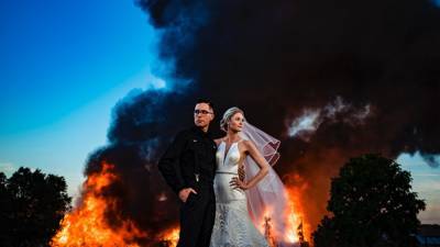 Свадебная фотосессия с пламенем: как пара внезапно сделала впечатляющие кадры на фоне пожара - 24tv.ua - США