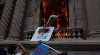 Алехандро Джамматтеи - Протест в Гватемале: поджог здания Конгресса, протестующие требуют отставки президента (ВИДЕО) - vedomosti-ua.com - Гватемала - Республика Гватемала