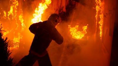 Огонь стремительно распространяется на загоревшемся складе в Москве - 5-tv.ru - Москва