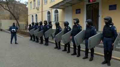 В Краматорске судебную охрану учили отбиваться от протестующих: видео - news.24tv.ua - Краматорск