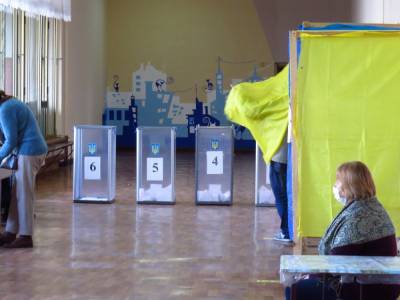 В Черкассах избирателей подвозят на участки подозрительные машины: фото - 24tv.ua - Украина - Черкассы
