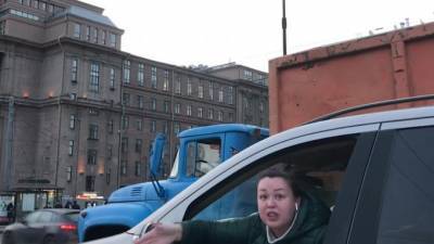 "Мерседес" столкнулся с каршерингом у "Электросилы". За рулем иномарки показался ВИП-водитель - piter.tv - Санкт-Петербург - Петербург