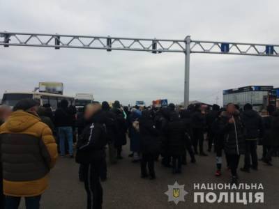 Бунт предпринимателей в Одессе: полиция оттеснила протестующих и разблокировала перекрытую трассу (видео) - odessa-life.od.ua - Одесса