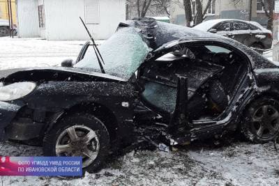 В Иванове водитель иномарки врезался в бордюр, а потом - в дерево - mkivanovo.ru