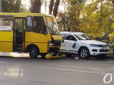В Одессе не поделили дорогу маршрутка и Volkswagen – у ж/д вокзала огромная пробка (фото) - odessa-life.od.ua - Одесса