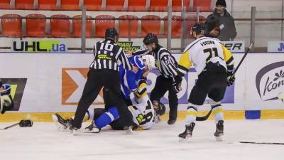 Хоккеист грубо "срубил" соперника во время игры: между игроками сразу возникла драка видео - 24tv.ua - Краматорск