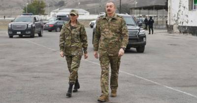 Ильхам Алиев - Мехрибан Алиева - Ильхам Алиев за рулем броневика вместе с женой въехал в освобожденный Агдам - focus.ua - Азербайджан - район Агдамский - Нагорный Карабах - Агдам