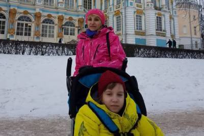 Берите, что дают! Девочка с ДЦП сидит взаперти без инвалидной коляски - hab.aif.ru