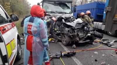 В Черкасской области легковой автомобиль зажало между грузовиками, есть жертвы - ru.slovoidilo.ua - Украина - Киев - Черкасская обл. - район Уманский