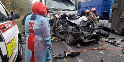 В Черкасской области легковушку зажало между двумя грузовиками, два человека погибли - nv.ua - Украина - Черкасская обл. - район Уманский