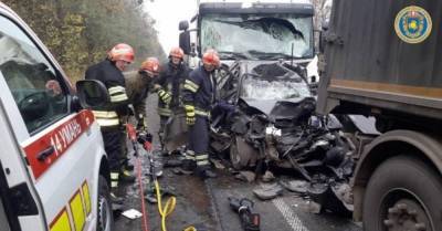 Под Уманью фуры раздавили легковушку: погибли двое (ФОТО) - delo.ua - Черкасская обл. - район Уманский