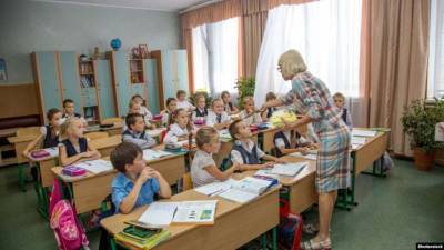 Владимир Гройсман - Кабмин заморозил повышение зарплат учителей - lenta.ua - Украина